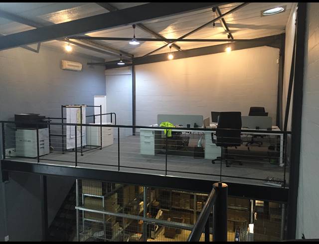 290M² WAREHOUSE RENTED IN WESTLAKE